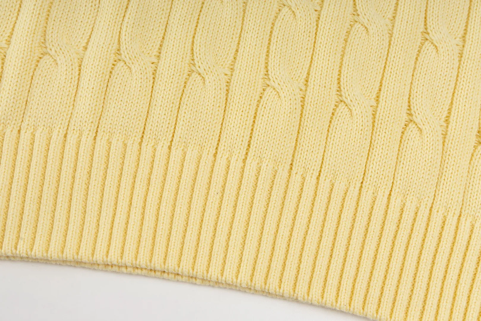 P236 #R84 RALPH LAUREN Six-color classic hooded twist pullover sweater with high-density LOGO embroidery on the chest and original custom-made tag accessories. Made of pure cotton yarn, pure cotton is skin-friendly and comfortable, small label war horse embroidered twist hooded sweater 🐎 high quality, follow the blogger to learn how to wear it! Let’s buy a Ralph Lauren cable sweater. It’s a super hard-to-find series after it became popular. It’s hard to find one on the official website. It’s simple and practical to wear, with a lazy and loose feel. The thickened fabric has more texture, feels soft and delicate, and has a loose fit. Whether worn alone or layered, you can wear different styles of fashion with just one piece!   Size: S M L